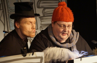 Alexander Köpp (rechts) wechselt mit der Kopfbedeckung die Rolle. Hier ist er der Angestellte von Scrooge, Mister Cratchit.